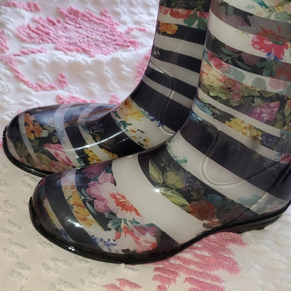Beautiful rain boots. - Picture 2 of 4